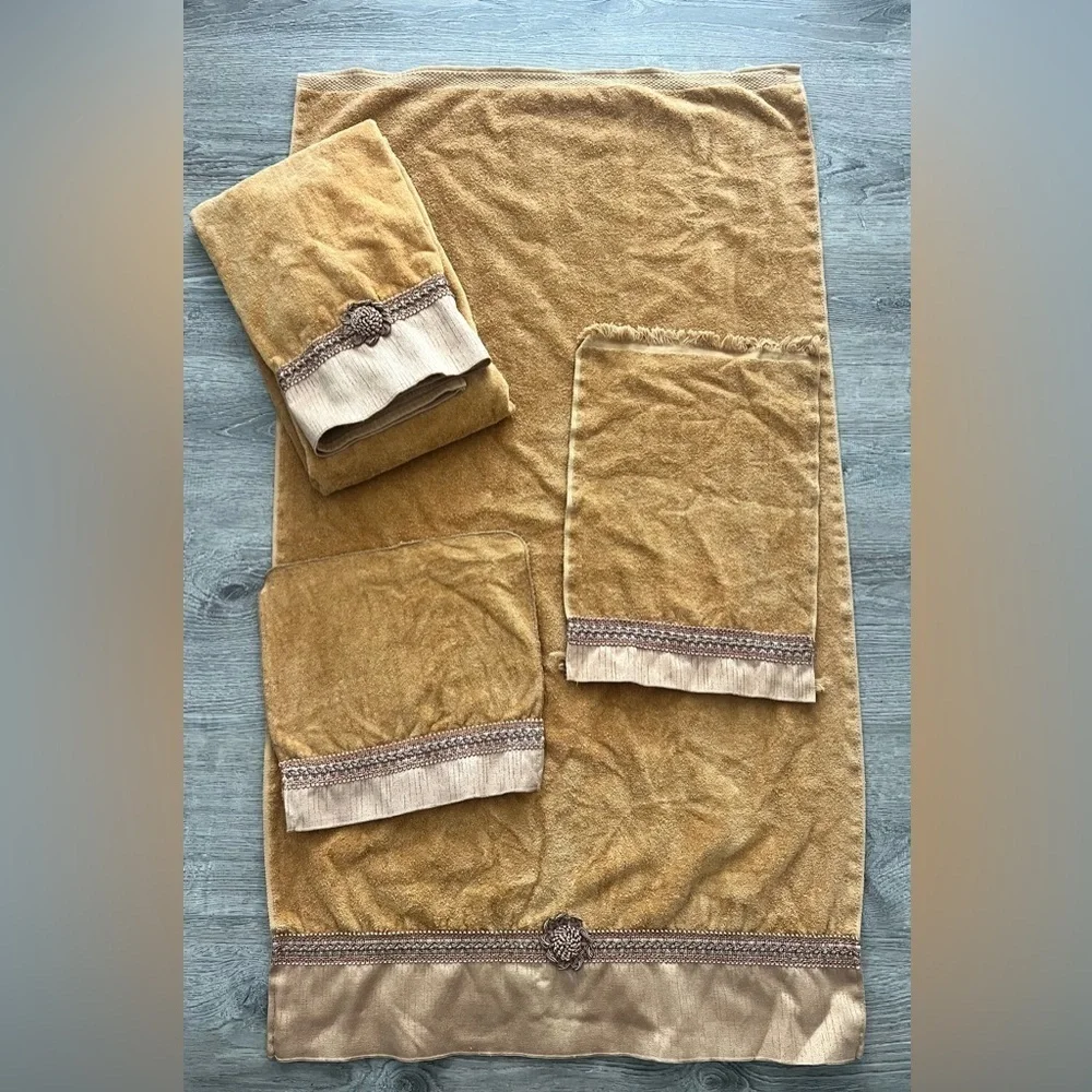 Avanti Vintage Bathroom Towel Set Golden Tan embroidered Bath Hand Wash Cloth - Picture 1 of 4